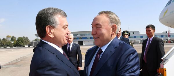 Президент Узбекистана Шавкат Мирзиеев встречает в аэропорту Ташкента  Нурсултана Назарбаева - Sputnik Таджикистан