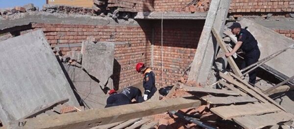 Перекрытие и стена обрушились в строящемся доме в Астане Перекрытие и стена обрушились в строящемся доме в Астане - Sputnik Таджикистан