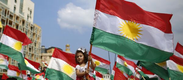 Мужчина держит девочку вместе с Курдским флагом, архивное фото - Sputnik Тоҷикистон