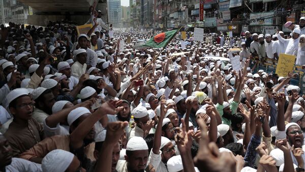 Сторонники Hefazat-e-Islam марша кричат ​​лозунги после того, как полиция помешала им отправиться в посольство Мьянмы в знак протеста против преследования мусульман Рухинга - Sputnik Таджикистан