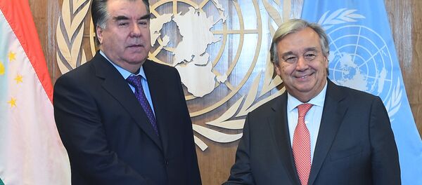 Президент РТ Эмомали Рахмон и Генеральный секретарь ООН Антониу Гутерреш на 72-й сессии Генеральной ассамблеи ООН в Нью-Йорке - Sputnik Таджикистан