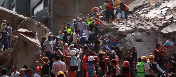 Спасательные работы после землетрясения, архивное фото Спасательные работы после землетрясения, архивное фото - Sputnik Таджикистан
