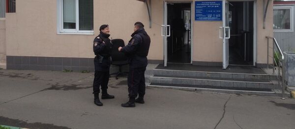 Полицейские у входа в больницу где лежит пострадавший в драке таджик  в ТЦ Москва - Sputnik Тоҷикистон