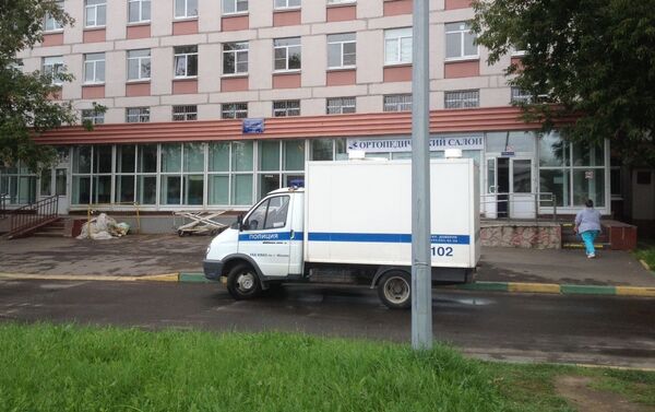 Машины полиции у больницы где лежит пострадавший в драке таджик у ТЦ Москва - Sputnik Таджикистан
