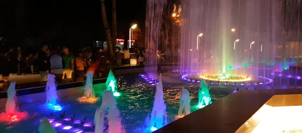 Накануне мэр Душанбе Рустам Эмомали сдал в эксплуатацию бульвар между ж/д вокзалом и памятником Садриддина Айни - Sputnik Таджикистан