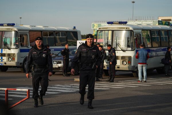 Полицейский рейд в ТЦ Москва - Sputnik Таджикистан