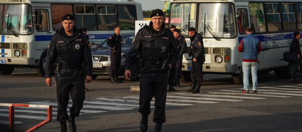 Полицейский рейд в ТЦ Москва Полицейский рейд в ТЦ Москва - Sputnik Таджикистан