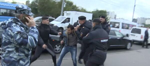 Беспорядки во время рейда против нелегальных мигрантов у ТЦ Москва в Люблино Беспорядки во время рейда против нелегальных мигрантов у ТЦ Москва в Люблино - Sputnik Тоҷикистон