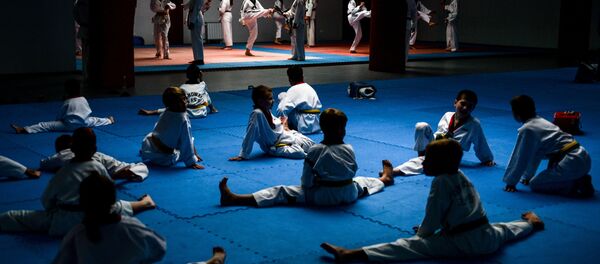 Посетители на занятиях по каратэ, архивное фото - Sputnik Таджикистан