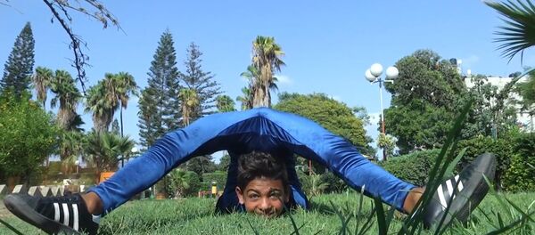 12-летний палестинец-акробат тренируется для рекорда Гиннеса по передвижению перекатом 12-летний палестинец-акробат тренируется для рекорда Гиннеса по передвижению перекатом - Sputnik Таджикистан