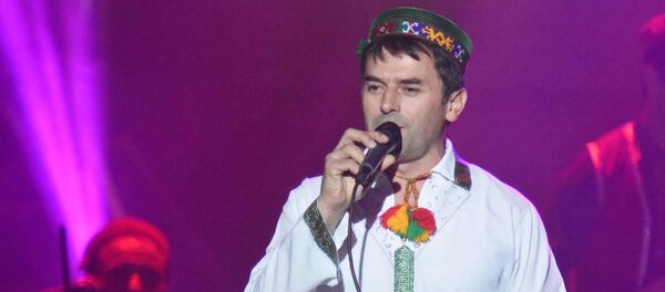 Шухрат Сайнаков, солист группы Равшандилони Рушон, концерт в память барда Лидуша Хабибо в Душанбе - Sputnik Тоҷикистон