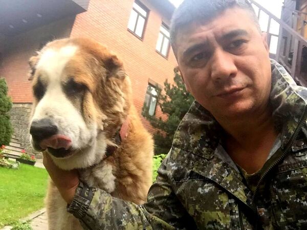 Кинолог из Таджикистана Хуршед Темиров с собакой Кинолог из Таджикистана Хуршед Темиров с собакой - Sputnik Таджикистан