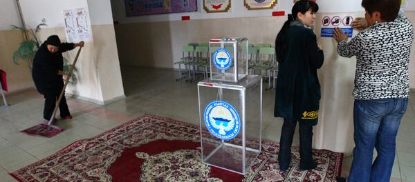 Сотрудники избирательного участка в пригороде Бишкека готовятся к предстоящим президентским выборам, архивное фото Сотрудники избирательного участка в пригороде Бишкека готовятся к предстоящим президентским выборам, архивное фото - Sputnik Таджикистан