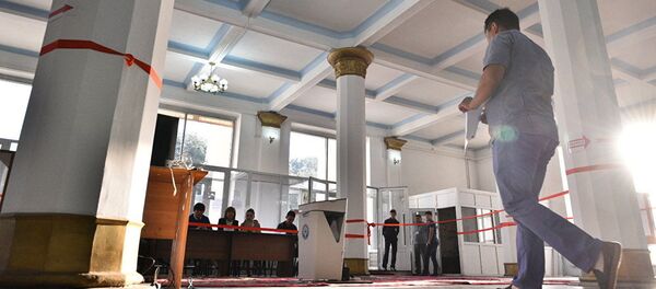 Кыргызстанец идет в сторону урны на избирательном участке во время выборов. Архивное фото Кыргызстанец идет в сторону урны на избирательном участке во время выборов. Архивное фото - Sputnik Таджикистан