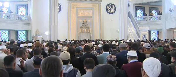 Мусульмане Москвы приняли участие в праздничном намазе Курбан-Байрам в центральной соборной мечети - Sputnik Тоҷикистон