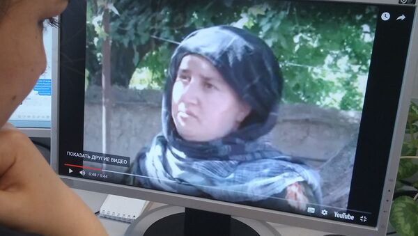 Просмотр видео на экране таджикской женщины в программе шахри ман - Sputnik Тоҷикистон