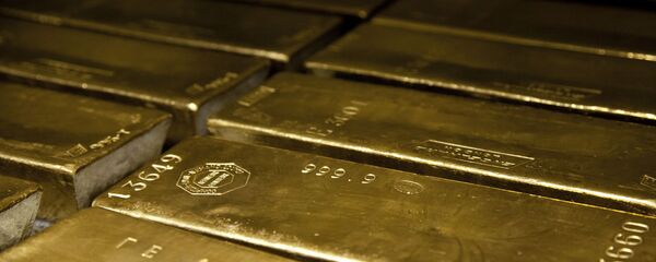 Золотые слитки, архивное фото Золотые слитки, архивное фото - Sputnik Таджикистан