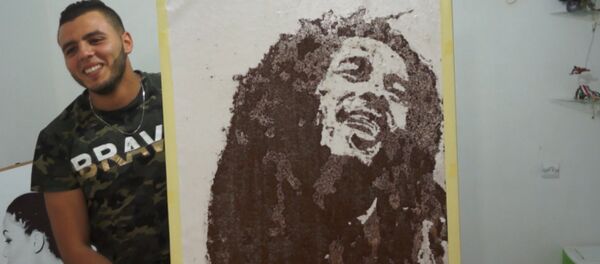 Художник рисует кофейно-солевые картины - Sputnik Таджикистан