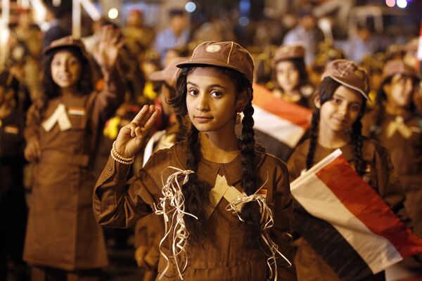 Юнные скауты празднуют день революции 1962 года в Иемене - Sputnik Таджикистан