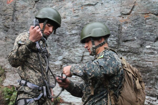 Подготовка узбекских спецназовцев в Саянах - Sputnik Таджикистан
