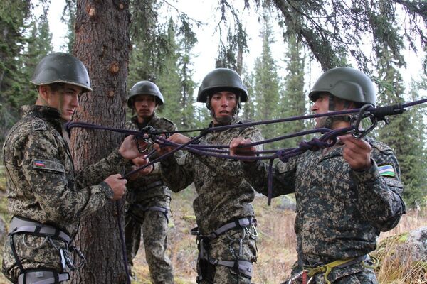 Узбекские спецназовцы на подготовке в Саянах - Sputnik Таджикистан