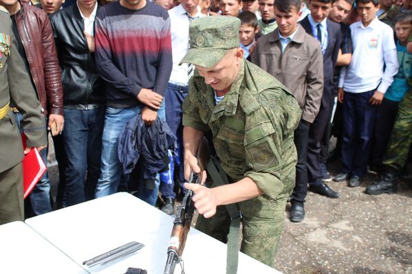 Военные 201-й базы отметили День сухопутных войск России - Sputnik Таджикистан