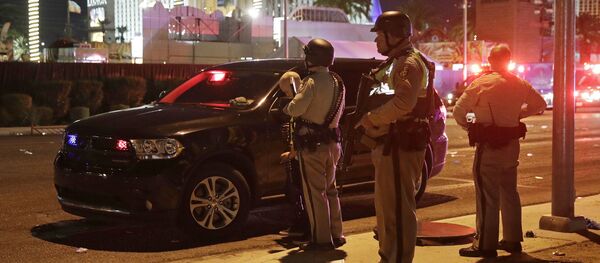 Police stand at the scene of a shooting along the Las Vegas Strip, Monday, Oct. 2, 2017, in Las Vegas - Sputnik Тоҷикистон