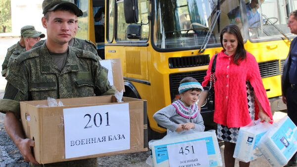 Военные 201-й РВБ вручили подарки старикам из интерната в Таджикистане - Sputnik Таджикистан
