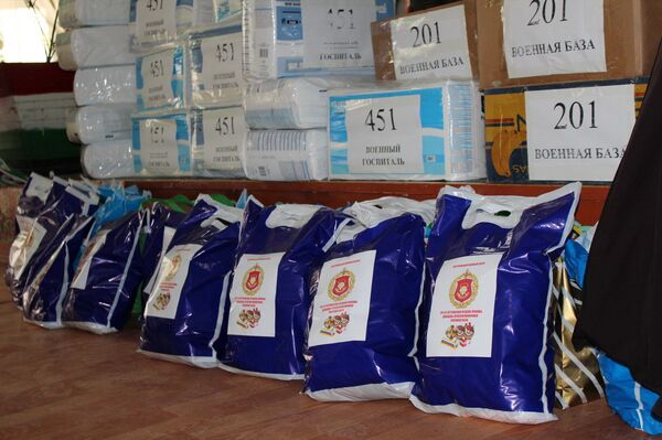 Военные 201-й РВБ вручили подарки старикам из интерната в Таджикистане - Sputnik Таджикистан