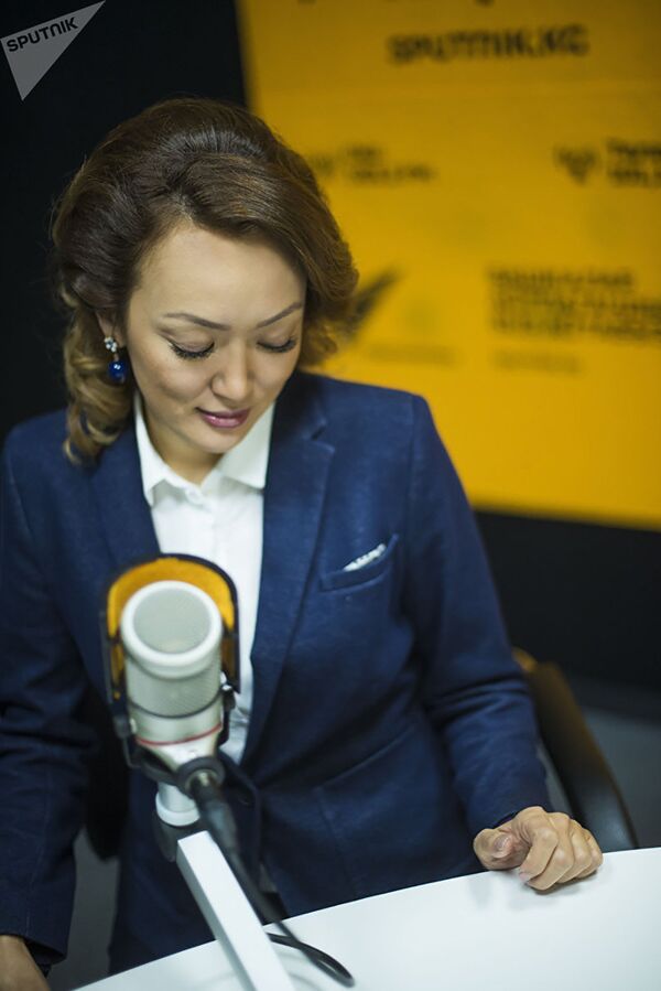 Владелица ресторанов, президент Ассоциации женского футбола КР Бермет Тологонова во время фотосессии Владелица ресторанов, президент Ассоциации женского футбола КР Бермет Тологонова во время фотосессии - Sputnik Таджикистан