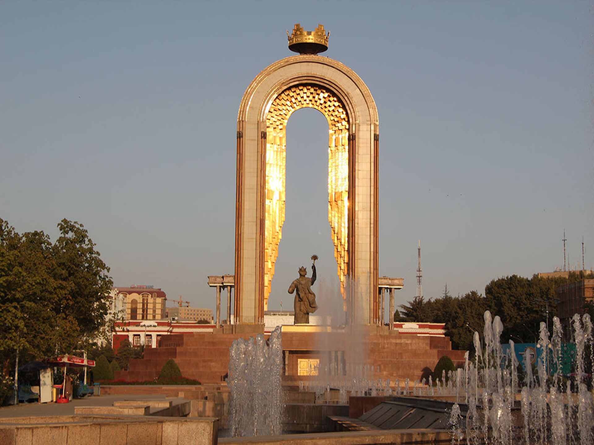 Таджикистан какое государство. Таджикистан памятник Исмаилу Самани в Душанбе. Таджикистан статуя Исмаила Самани. Парк Исмаила Самани в Таджикистане.