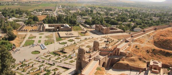 Панорамный вид на крепость в Гиссаре  - Sputnik Тоҷикистон
