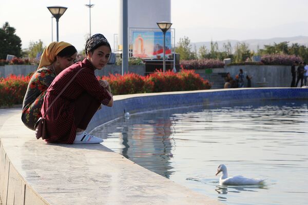 Жители города Душанбе у фонтана - Sputnik Таджикистан