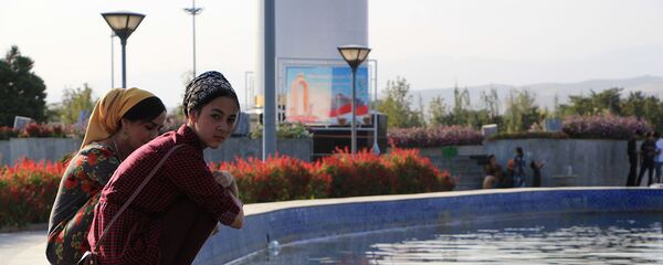 Жители города Душанбе у фонтана Жители города Душанбе у фонтана - Sputnik Таджикистан