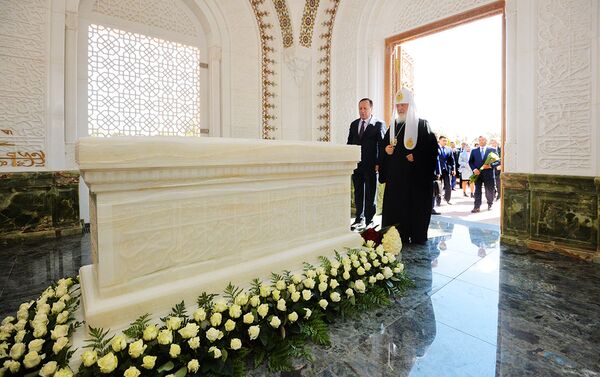 Патриарх Кирилл возложил цветы на могиле Ислама Каримова - Sputnik Таджикистан