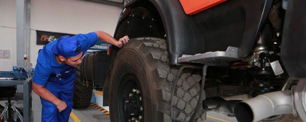 Сотрудник дилерского центра ПАО Камаз в Ташкенте, архивное фото - Sputnik Таджикистан