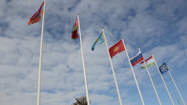 Государственные флаги на церемонии открытия учений ОДКБ на полигоне в Ростове - Sputnik Таджикистан