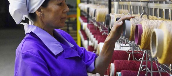 Производство на Кайраккумском Ковровом Комбинате - Sputnik Тоҷикистон