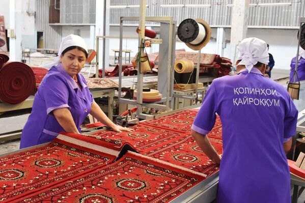Производство на Кайраккумском ковровом комбинате - Sputnik Таджикистан