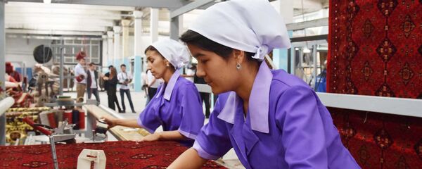 Производство на Кайраккумском Ковровом Комбинате - Sputnik Таджикистан