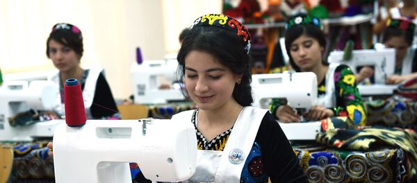 Девушка за швейной машинкой - Sputnik Тоҷикистон