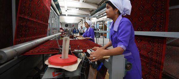 Знаменитые таджикские ковры производства ОАО «Колинхои Кайроккум» не уступает по качеству импортной продукции - Sputnik Тоҷикистон