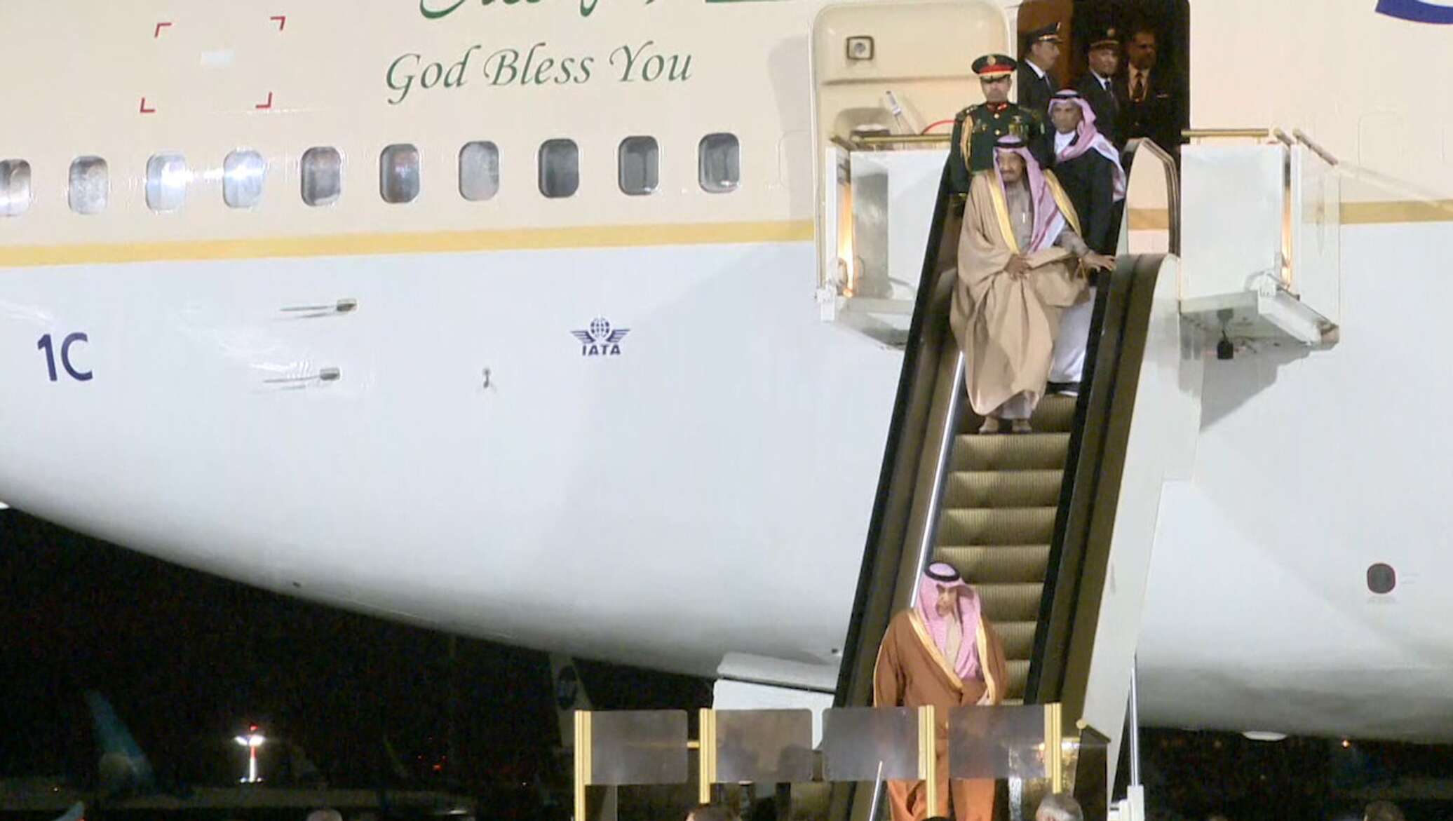 Сошел трапу. Самолет короля Саудовской Аравии. Airbus a380 принца Саудовской Аравии. Самолёт короля Саудовской Аравии фото. Самолет принца Саудовской Аравии.
