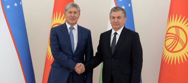 Президент Кыргызстана Алмазбек Атамбаев и глава Узбекистана Шавкат Мирзиёев, архивное фото Президент Кыргызстана Алмазбек Атамбаев и глава Узбекистана Шавкат Мирзиёев, архивное фото - Sputnik Таджикистан