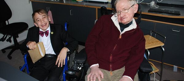 Исаак Мустопуло и Стивен Хокинг - Sputnik Тоҷикистон