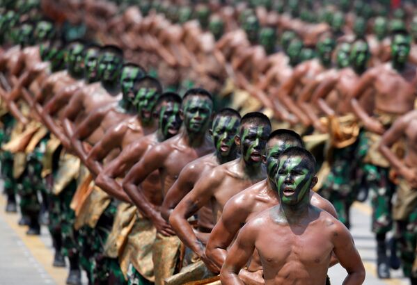 Армия Индонезии во время празднования 72-й годовщины Вооруженных сил Индонезии - Sputnik Таджикистан