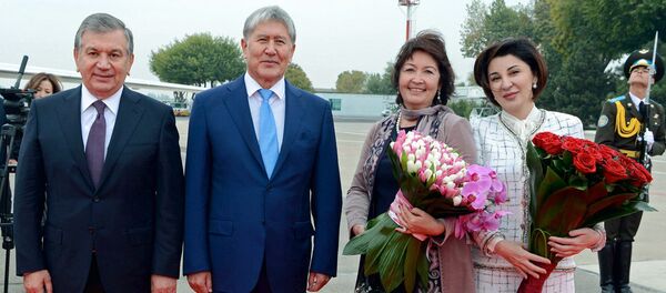 Президент Алмазбек Атамбаев и Президент Узбекистана Шавкат Мирзиёев с супругами Президент Алмазбек Атамбаев и Президент Узбекистана Шавкат Мирзиёев с супругами - Sputnik Таджикистан