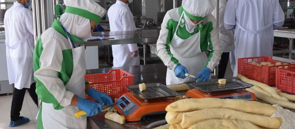 Производство продукции на фабрике ООО Дилпесанд Производство продукции на фабрике ООО Дилпесанд - Sputnik Таджикистан