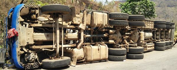 Перевернувшийся грузовик, архивное фото - Sputnik Тоҷикистон