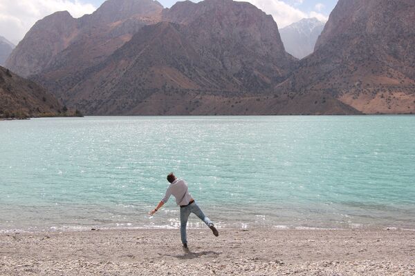 На берегу горного озера в Таджикистане - Sputnik Таджикистан